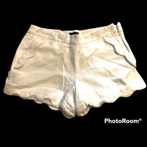 CYNTHIA CROWLEY WHITE SCALLOPED SHORTS SIZE 10
